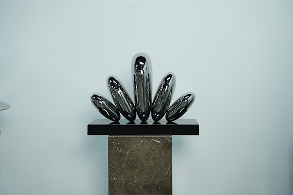 Custom Stainless Steel Abstract Sculpture – Polished Pebble Art for Modern Interiors & Landscapes  Custom Stainless Steel Abstract Sculpture – Polished Pebble Art for Modern Interiors & Landscapes